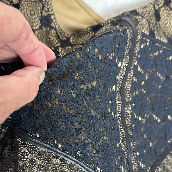 BKE Black and Tan Graphic Fitted Blouse - Picture 6 of 9